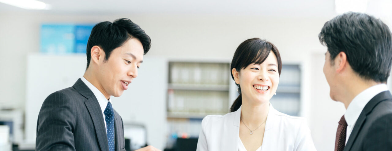 チームワークよく働く従業員