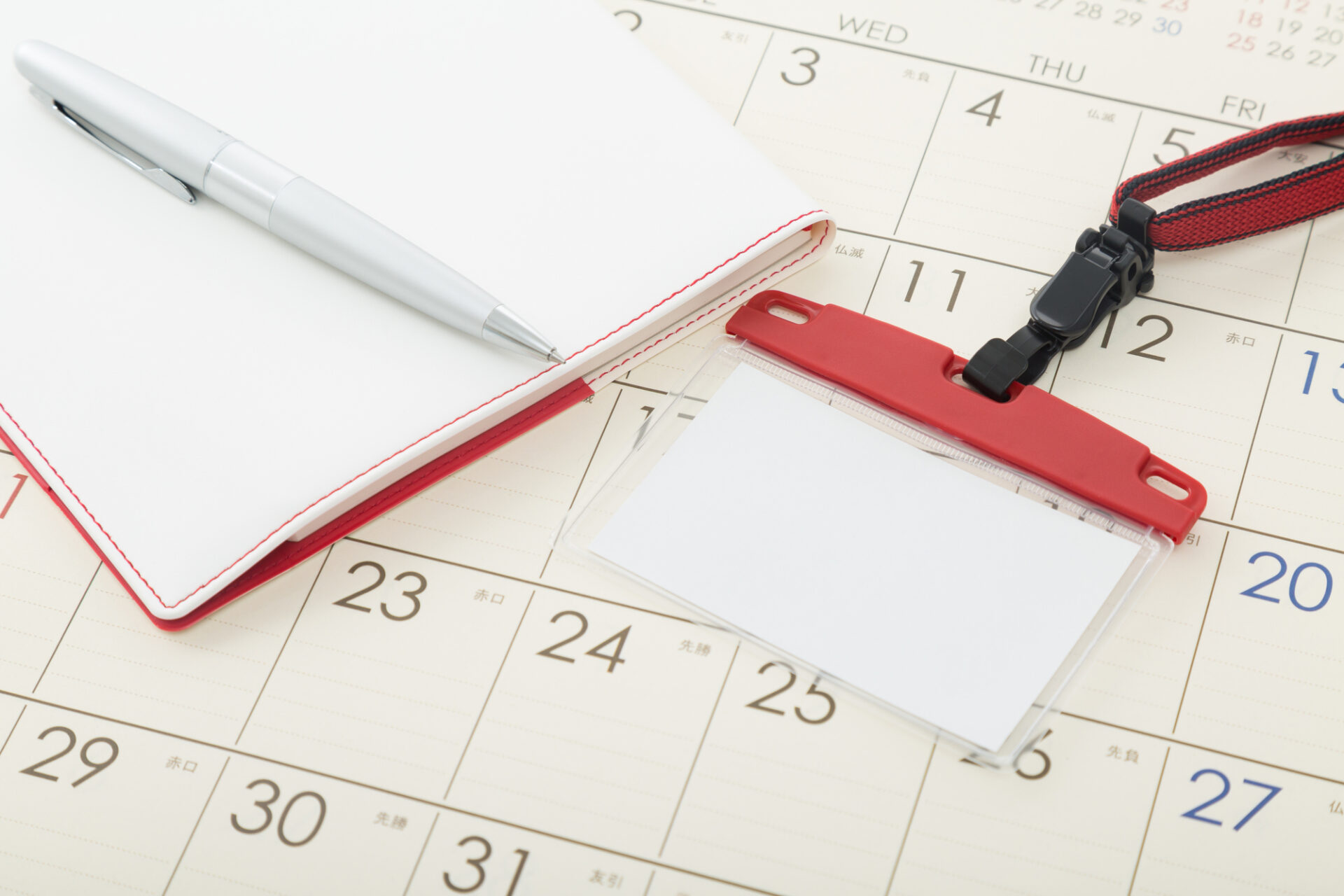 従業員のネームカードと入社や職場復帰などの勤怠スケジュール