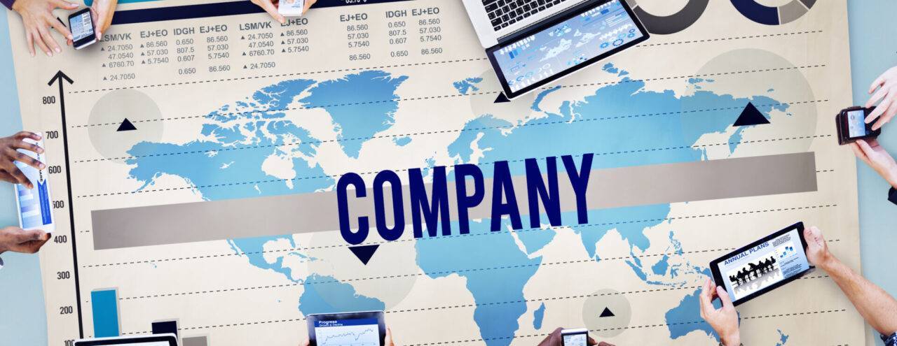 組織の種類を議論する従業員